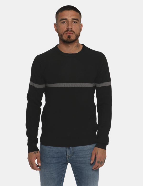 Maglione Nero Yes Zee - COMPOSIZIONE E VESTIBILITÀ:70% viscosa 30% nylonIl modello è alto 178 cm e indossa la taglia L. La v