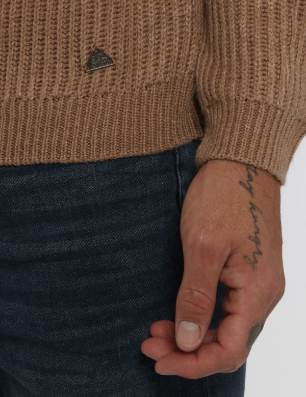 Maglione Yes Zee marrone sabbia - COMPOSIZIONE E VESTIBILITÀ:54% poliestere 20% acrilico 20% nylon 6% merinosIl modello è al