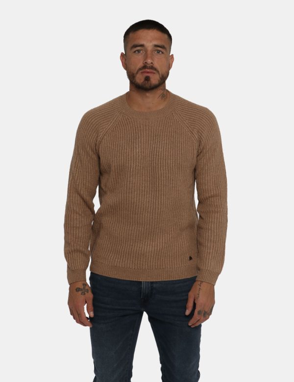 Maglione Yes Zee marrone sabbia - COMPOSIZIONE E VESTIBILITÀ:54% poliestere 20% acrilico 20% nylon 6% merinosIl modello è al