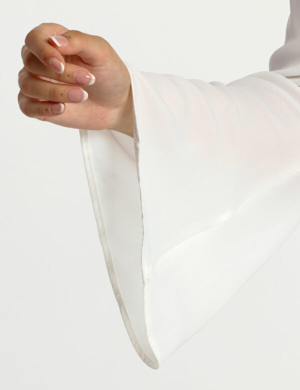 Camicia Vougue scollo a V - La modella indossa la taglia S ed è alta 175 cm e la vestibilità è regolareCrea look strepitosi