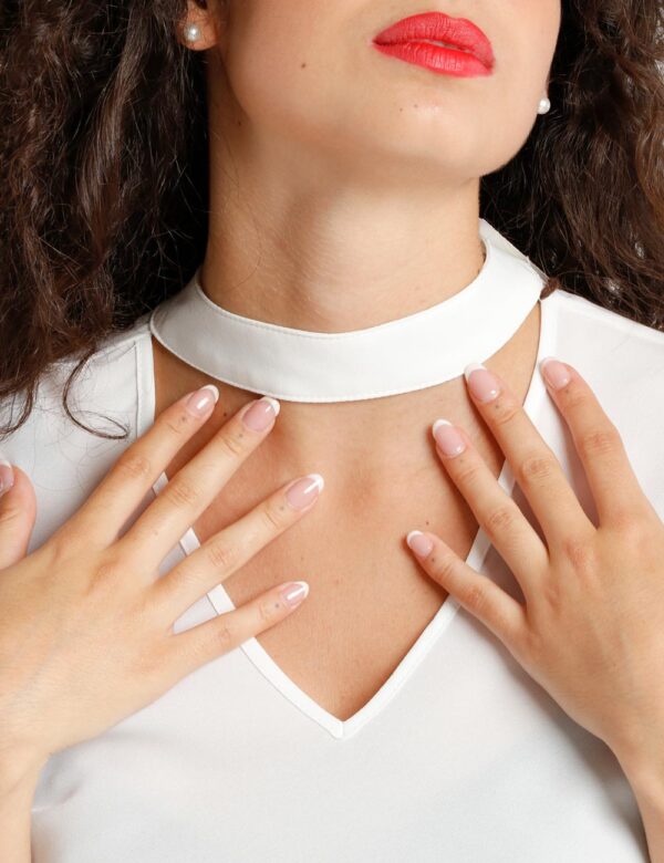 Camicia Vougue scollo a V - La modella indossa la taglia S ed è alta 175 cm e la vestibilità è regolareCrea look strepitosi
