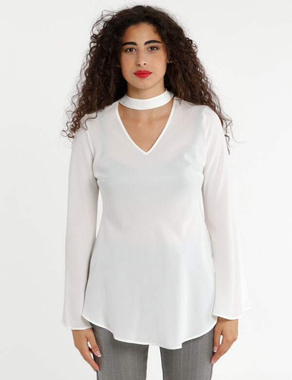 Camicia Vougue scollo a V - La modella indossa la taglia S ed è alta 175 cm e la vestibilità è regolareCrea look strepitosi