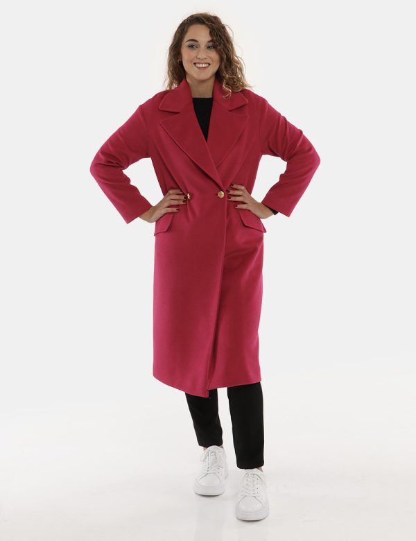 Cappotto Vogue lungo con bottone lavorato - 92% poliestere - 8% viscosaLa modella indossa la taglia S e la vestibilità del c