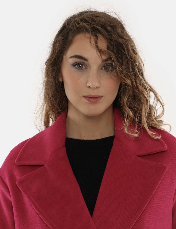 Cappotto Vogue lungo con bottone lavorato - 92% poliestere - 8% viscosaLa modella indossa la taglia S e la vestibilità del c