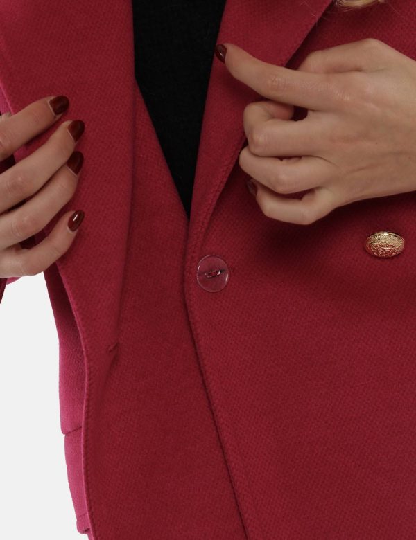 Cappotto Vogue lungo con bottone lavorato - 92% poliestere - 8% viscosaLa modella indossa la taglia S e la vestibilità del c