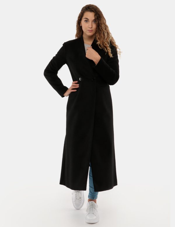 Cappotto Vogue lungo con bottone lavorato - 100% poliestereLa modella indossa la taglia S e la vestibilità del capo è regola