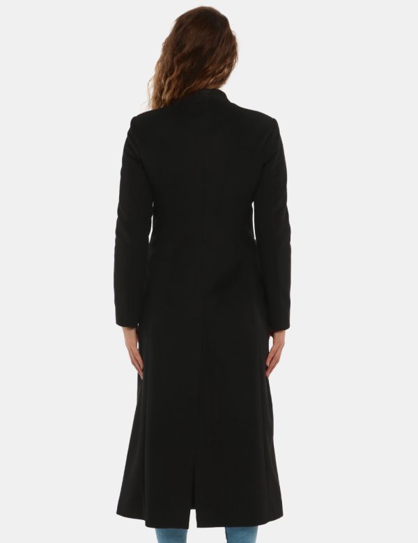 Cappotto Vogue lungo con bottone lavorato - 100% poliestereLa modella indossa la taglia S e la vestibilità del capo è regola