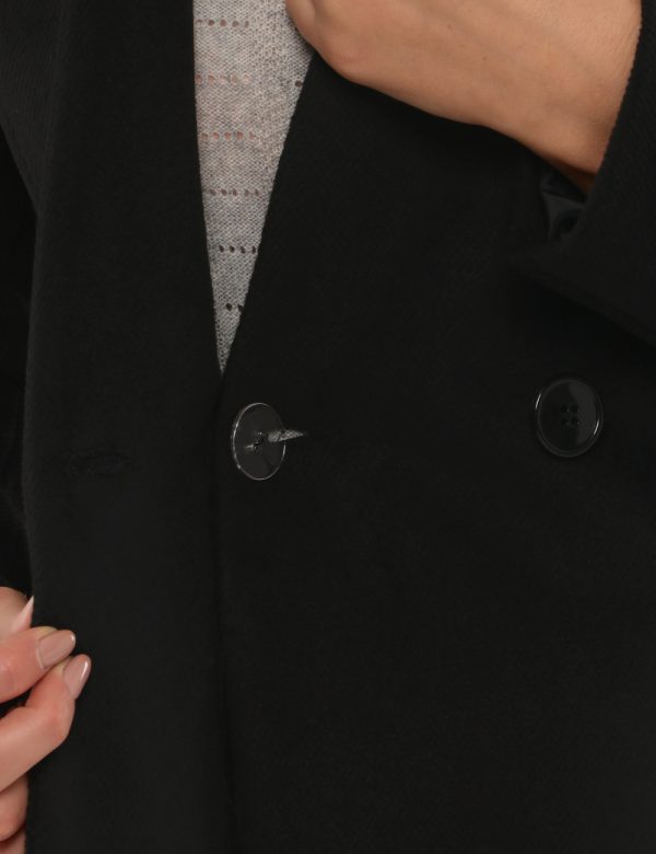 Cappotto Vogue lungo con bottone lavorato - 100% poliestereLa modella indossa la taglia S e la vestibilità del capo è regola