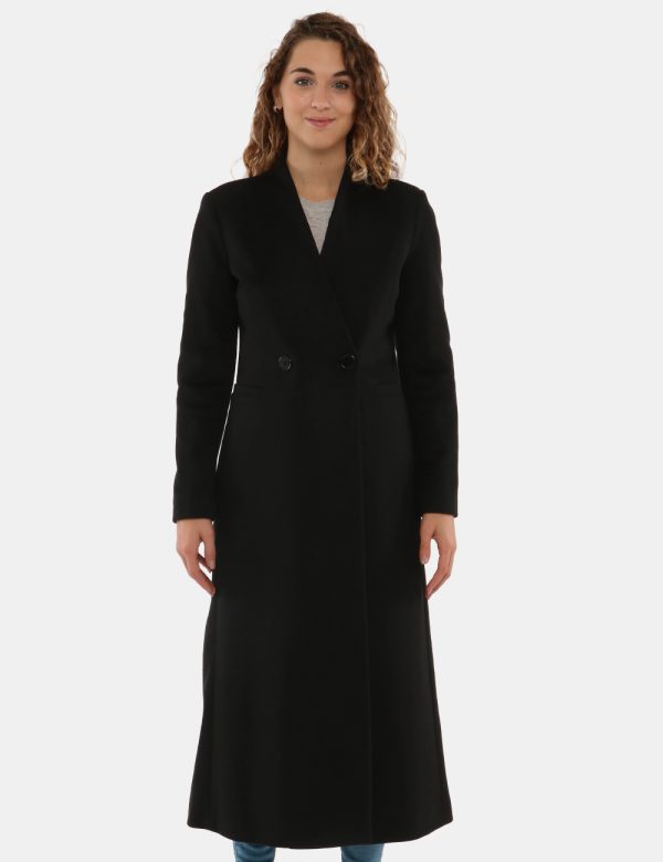 Cappotto Vogue lungo con bottone lavorato - 100% poliestereLa modella indossa la taglia S e la vestibilità del capo è regola
