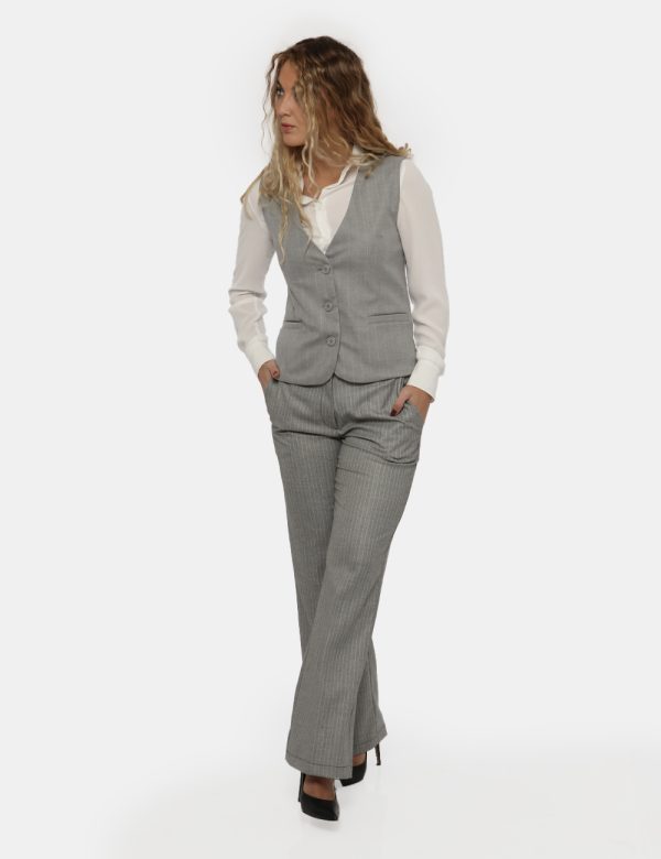 Pantalone Vougue grigio - COMPOSIZIONE E VESTIBILITÀ:66% poliestere 31% viscosa 3% elastaneLa modella è alta 170 cm e indoss