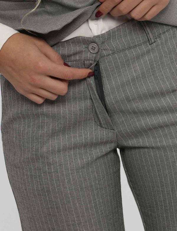 Pantalone Vougue grigio - COMPOSIZIONE E VESTIBILITÀ:66% poliestere 31% viscosa 3% elastaneLa modella è alta 170 cm e indoss