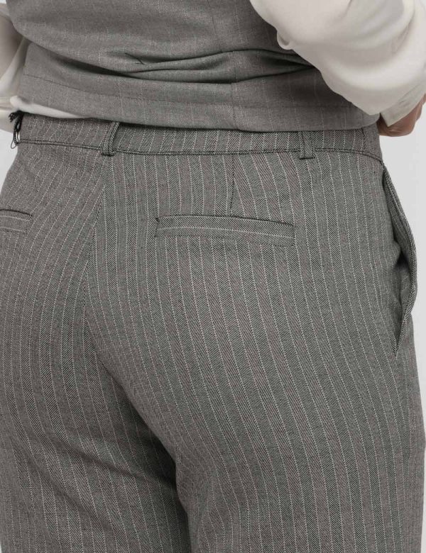 Pantalone Vougue grigio - COMPOSIZIONE E VESTIBILITÀ:66% poliestere 31% viscosa 3% elastaneLa modella è alta 170 cm e indoss