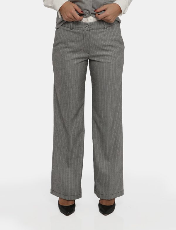 Pantalone Vougue grigio - COMPOSIZIONE E VESTIBILITÀ:66% poliestere 31% viscosa 3% elastaneLa modella è alta 170 cm e indoss