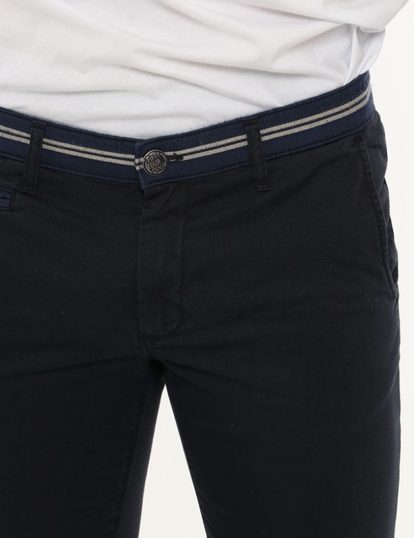 Pantalone Fifty Four blu - COMPOSIZIONE E VESTIBILITÀ:98% cotone 2% elastaneIl modello è alto 178 cm e indossa la taglia 32