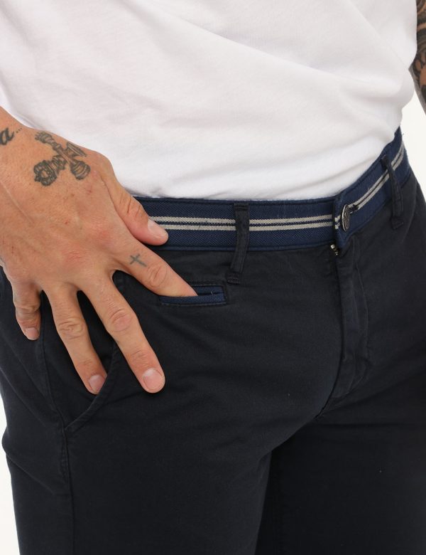 Pantalone Fifty Four blu - COMPOSIZIONE E VESTIBILITÀ:98% cotone 2% elastaneIl modello è alto 178 cm e indossa la taglia 32