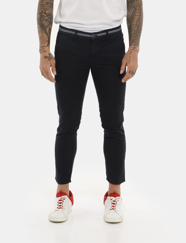 Pantalone Fifty Four blu - COMPOSIZIONE E VESTIBILITÀ:98% cotone 2% elastaneIl modello è alto 178 cm e indossa la taglia 32