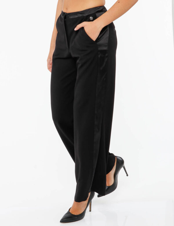 Pantalone Maison Espin con tasche - 95% poliestere 5% elastinaLa modella indossa la taglia S ed è alta 178 cm e la vestibili