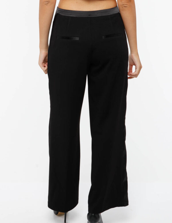 Pantalone Maison Espin con tasche - 95% poliestere 5% elastinaLa modella indossa la taglia S ed è alta 178 cm e la vestibili