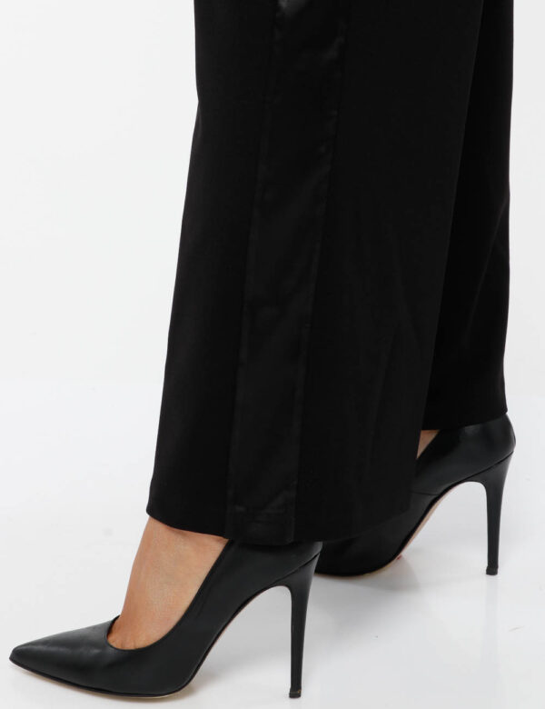 Pantalone Maison Espin con tasche - 95% poliestere 5% elastinaLa modella indossa la taglia S ed è alta 178 cm e la vestibili