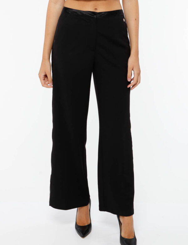 Pantalone Maison Espin con tasche - 95% poliestere 5% elastinaLa modella indossa la taglia S ed è alta 178 cm e la vestibili