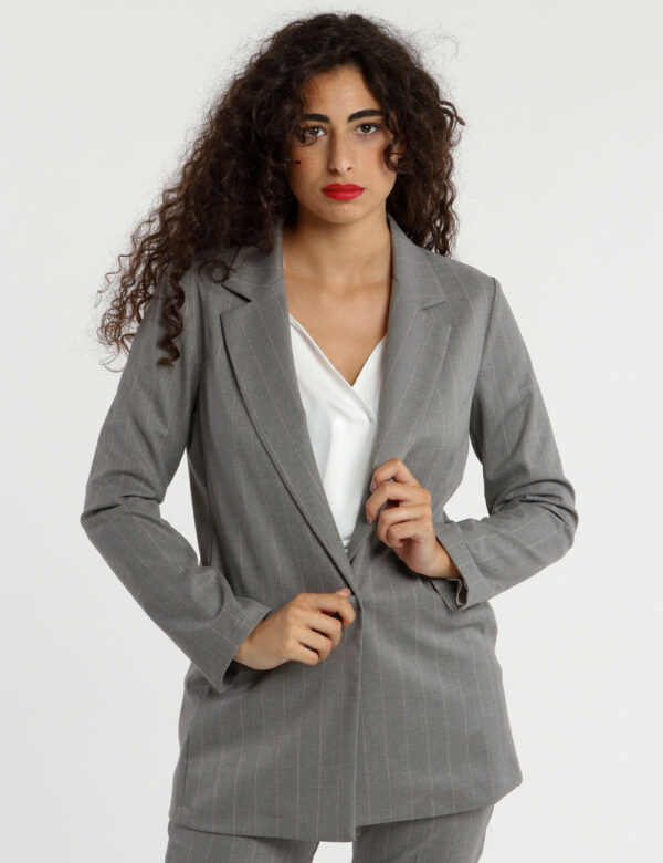 Blazer Vougue con bottone centrale - 64% poliestere 34% viscosa 2% elastinaLa modella indossa la taglia S ed è alta 175 cm e