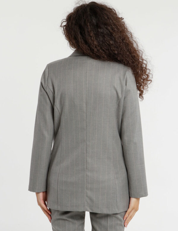Blazer Vougue con bottone centrale - 64% poliestere 34% viscosa 2% elastinaLa modella indossa la taglia S ed è alta 175 cm e