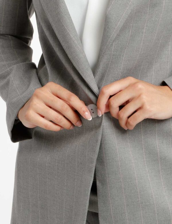 Blazer Vougue con bottone centrale - 64% poliestere 34% viscosa 2% elastinaLa modella indossa la taglia S ed è alta 175 cm e