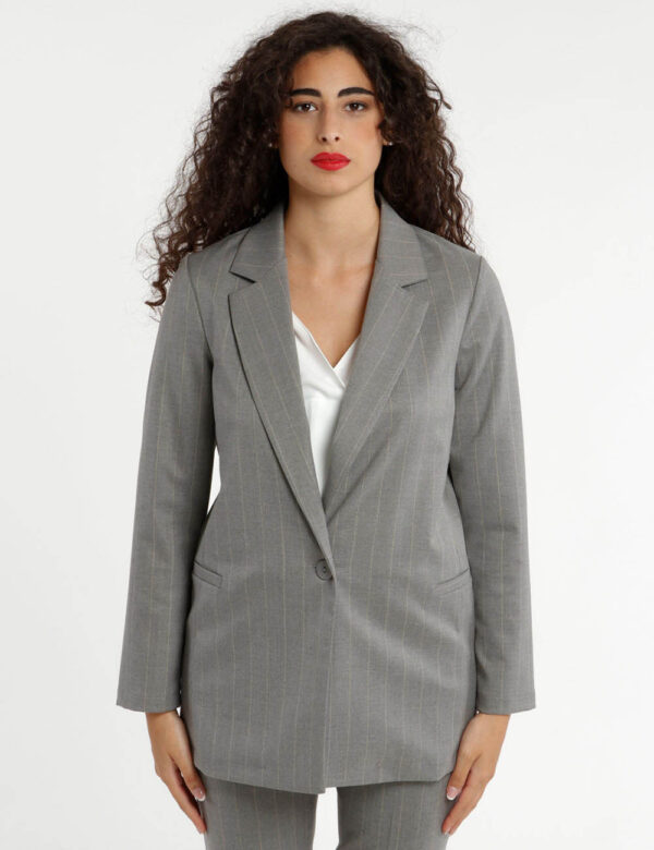 Blazer Vougue con bottone centrale - 64% poliestere 34% viscosa 2% elastinaLa modella indossa la taglia S ed è alta 175 cm e