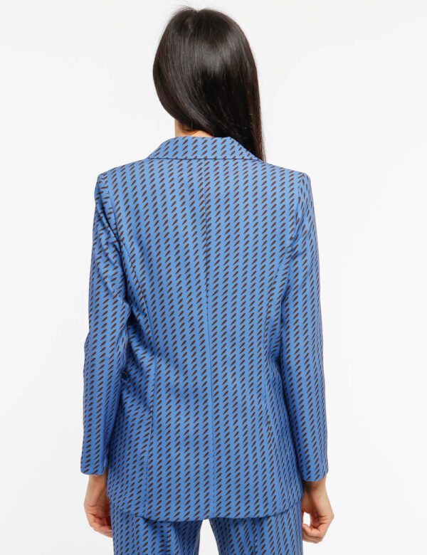 Blazer Vougue fantasia - 96% poliestere 4% elastinaLa modella indossa la taglia S ed è alta 178 cm e la vestibilità è regola