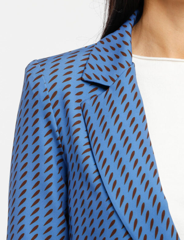 Blazer Vougue fantasia - 96% poliestere 4% elastinaLa modella indossa la taglia S ed è alta 178 cm e la vestibilità è regola
