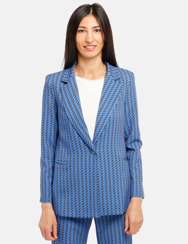 Blazer Vougue fantasia - 96% poliestere 4% elastinaLa modella indossa la taglia S ed è alta 178 cm e la vestibilità è regola