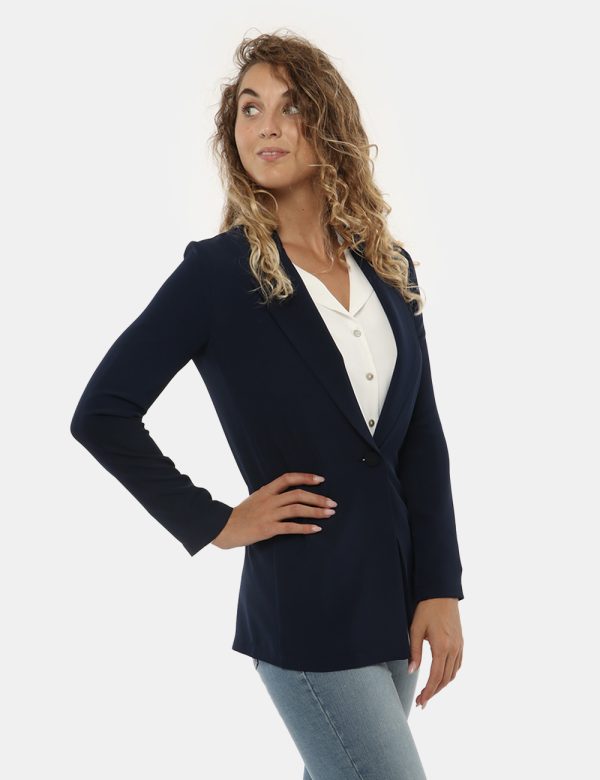 Blazer Vougue con tasche finte - 97% poliestere 3% elastinaLa modella indossa la taglia S e la vestibilità è regolare. Spal