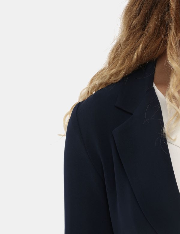Blazer Vougue con tasche finte - 97% poliestere 3% elastinaLa modella indossa la taglia S e la vestibilità è regolare. Spal