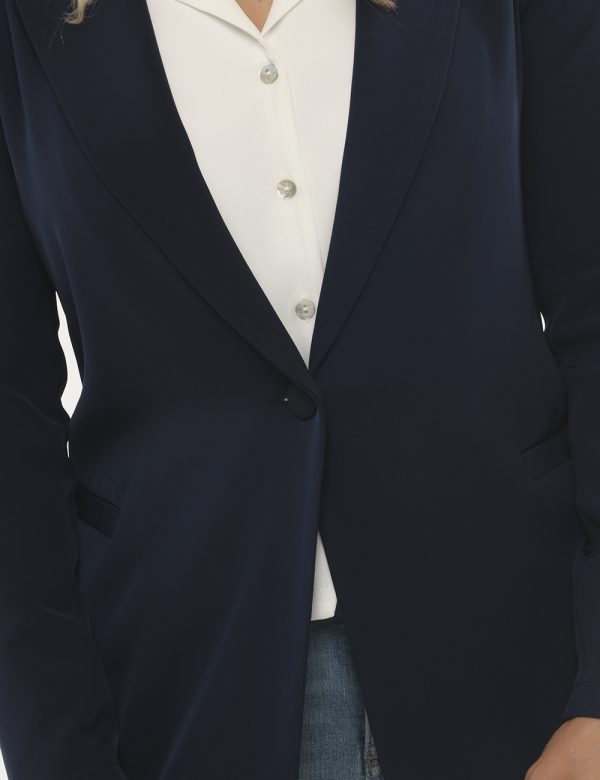 Blazer Vougue con tasche finte - 97% poliestere 3% elastinaLa modella indossa la taglia S e la vestibilità è regolare. Spal