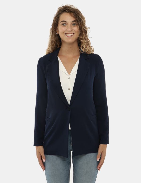 Blazer Vougue con tasche finte - 97% poliestere 3% elastinaLa modella indossa la taglia S e la vestibilità è regolare. Spal
