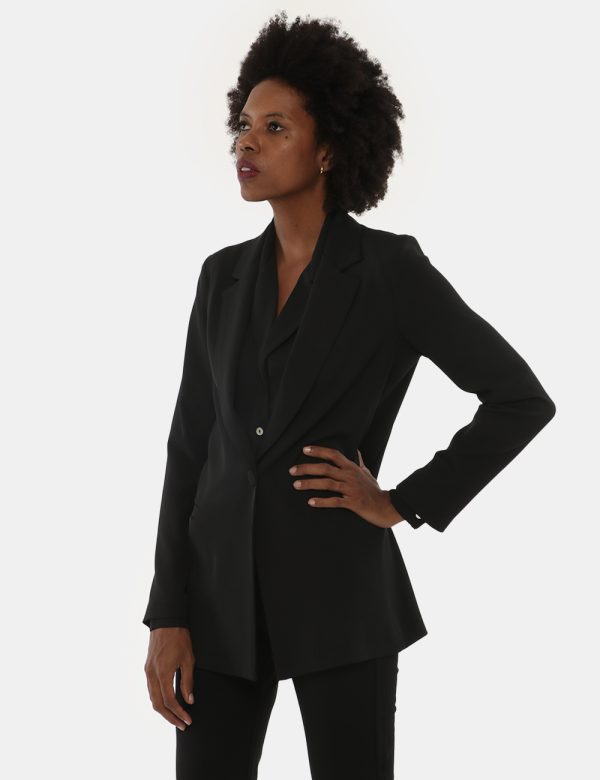 Blazer Vougue con tasche finte - 97% poliestere 3% elastinaLa modella indossa la taglia S e la vestibilità è regolare. Spal