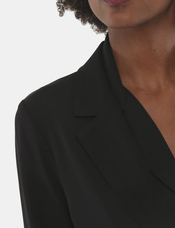 Blazer Vougue con tasche finte - 97% poliestere 3% elastinaLa modella indossa la taglia S e la vestibilità è regolare. Spal