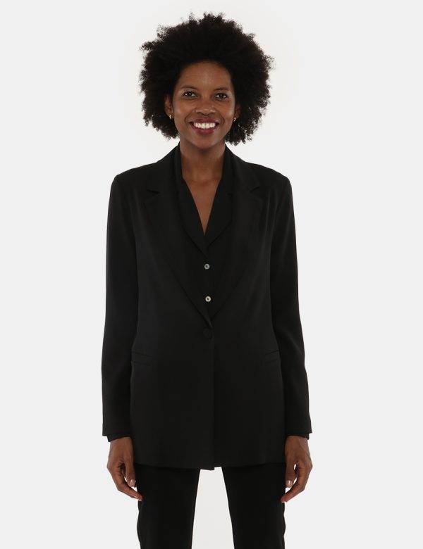 Blazer Vougue con tasche finte - 97% poliestere 3% elastinaLa modella indossa la taglia S e la vestibilità è regolare. Spal