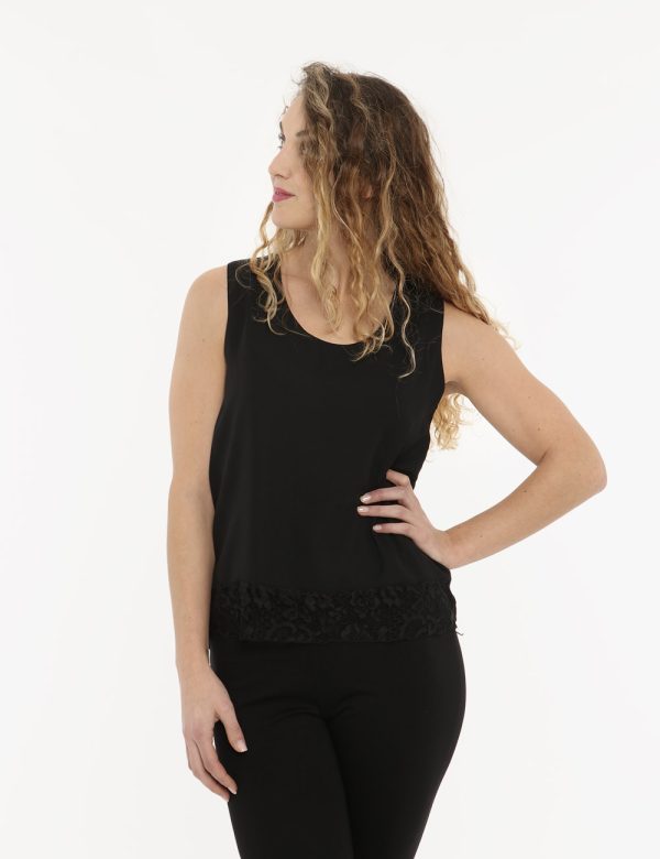 Top Vougue nero - COMPOSIZIONE E VESTIBILITÀ:100% poliestereLa modella è alta 170 cm e indossa la taglia S. La vestibilità d