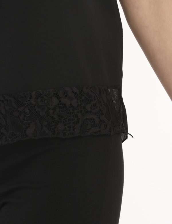 Top Vougue nero - COMPOSIZIONE E VESTIBILITÀ:100% poliestereLa modella è alta 170 cm e indossa la taglia S. La vestibilità d