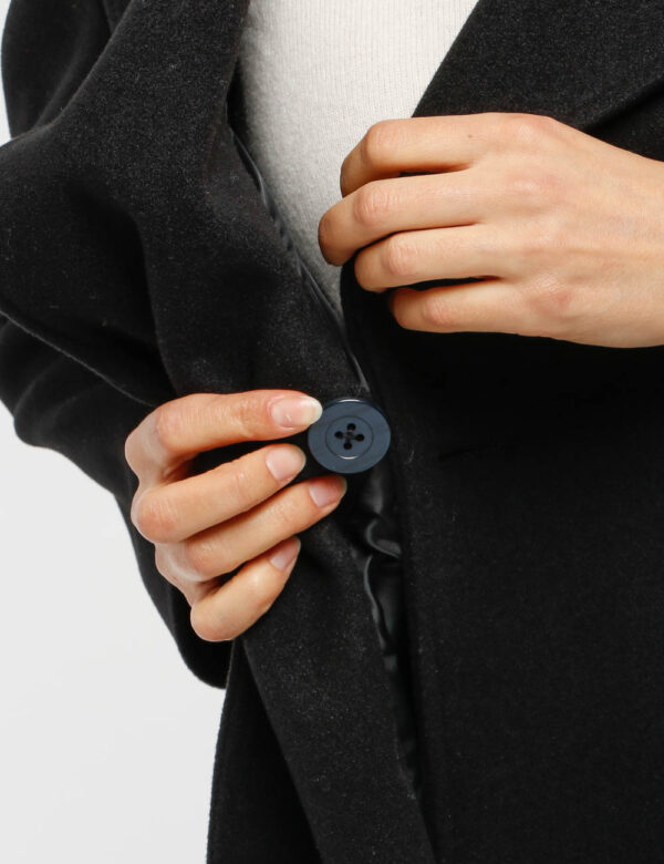 Cappotto Vougue con tasche - Esterno: 100% poliestere - Fodera: 100% poliestereLa modella indossa la taglia S ed è alta 178