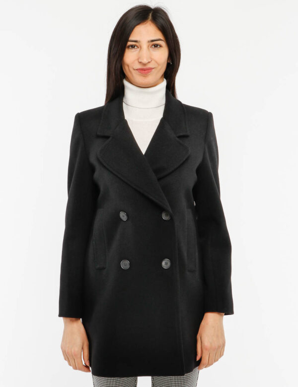 Cappotto Vougue con tasche - Esterno: 100% poliestere - Fodera: 100% poliestereLa modella indossa la taglia S ed è alta 178