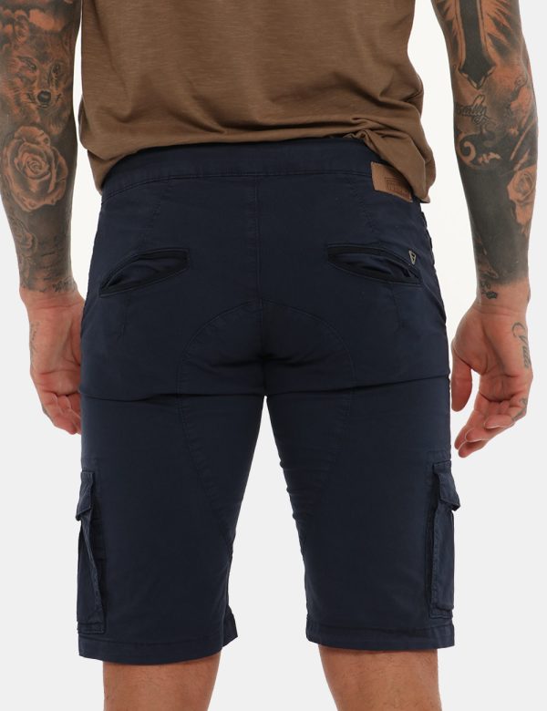 Bermuda Fifty Four blu - COMPOSIZIONE E VESTIBILITÀ:98% cotone 2% elastaneIl modello è alto 178 cm e indossa la taglia 32 US