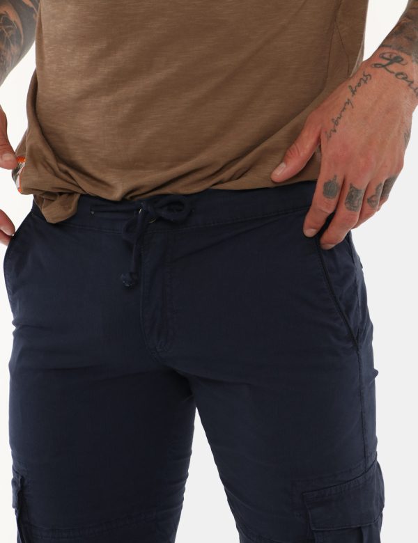 Bermuda Fifty Four blu - COMPOSIZIONE E VESTIBILITÀ:98% cotone 2% elastaneIl modello è alto 178 cm e indossa la taglia 32 US