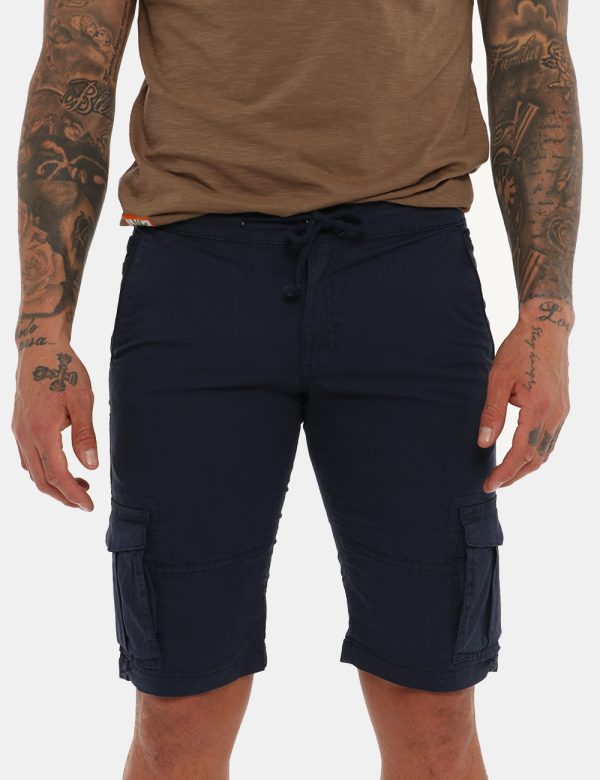 Bermuda Fifty Four blu - COMPOSIZIONE E VESTIBILITÀ:98% cotone 2% elastaneIl modello è alto 178 cm e indossa la taglia 32 US