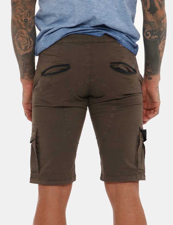 Bermuda Fifty Four verde pino - COMPOSIZIONE E VESTIBILITÀ:98% cotone 2% elastane.Il modello è alto 178 cm e indossa la tagl