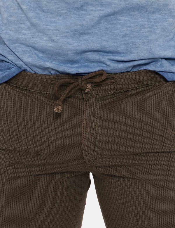 Bermuda Fifty Four verde pino - COMPOSIZIONE E VESTIBILITÀ:98% cotone 2% elastane.Il modello è alto 178 cm e indossa la tagl