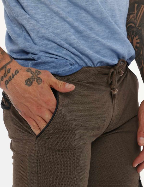 Bermuda Fifty Four verde pino - COMPOSIZIONE E VESTIBILITÀ:98% cotone 2% elastane.Il modello è alto 178 cm e indossa la tagl