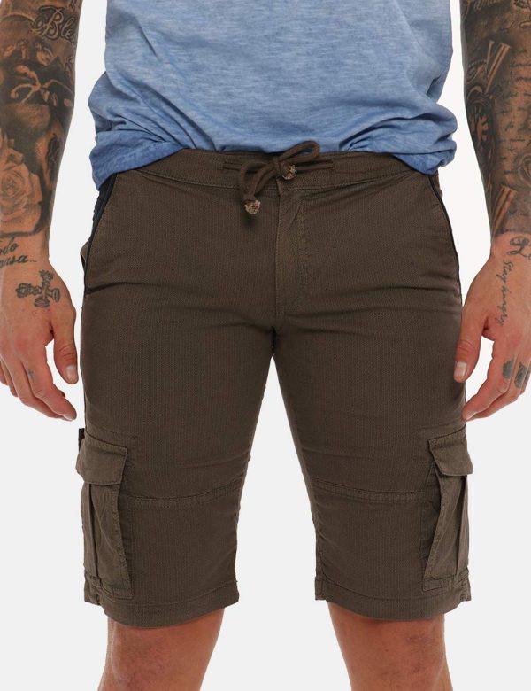 Bermuda Fifty Four verde pino - COMPOSIZIONE E VESTIBILITÀ:98% cotone 2% elastane.Il modello è alto 178 cm e indossa la tagl