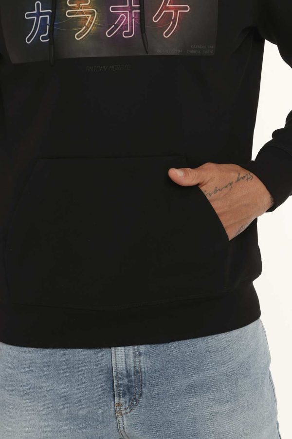 Felpa Antony Morato nera con cappuccio - COMPOSIZIONE E VESTIBILITÀ:70% cotone 30% poliestere Il modello è alto 178 cm e ind